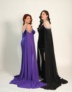 Formal gown with a high split adorned with crystal details. Cape sleeves. In a stretch velvet material. 