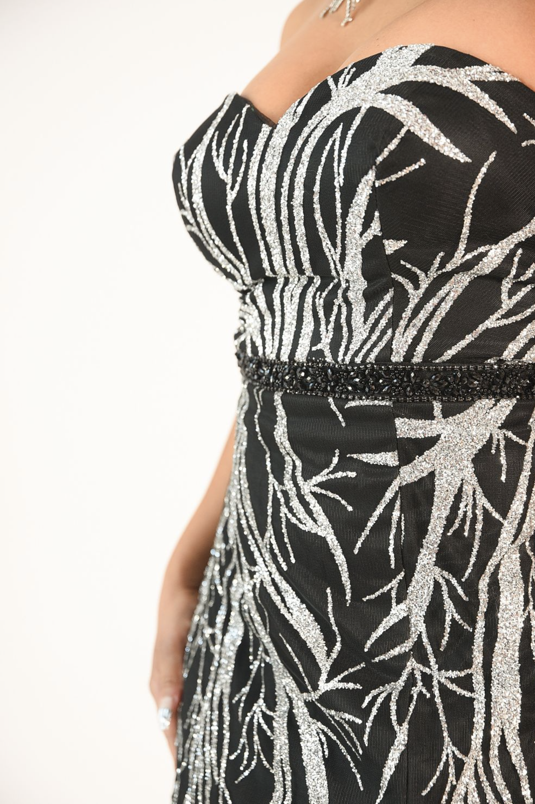 Strapless gown with a silver abstract pattern. High split. Back zipper 