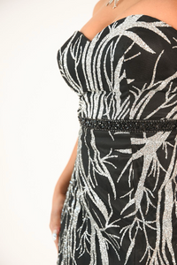 Strapless gown with a silver abstract pattern. High split. Back zipper 