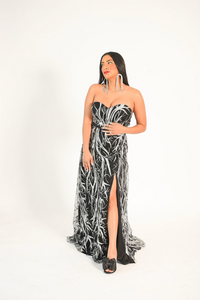 Strapless gown with a silver abstract pattern. High split. Back zipper 
